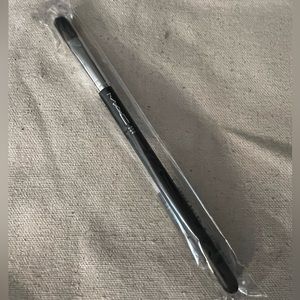 MAC 234 Split Fiber Eye Shadow Brush New With Pouch